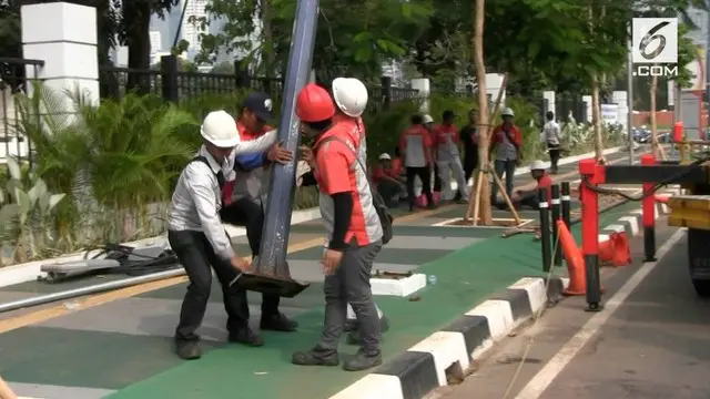 VIDEO: Tiang Penghalang Jalur Sepeda GBK Akhirnya Dibongkar
