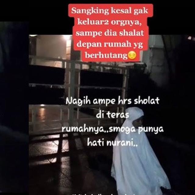 Viral Wanita Tagih Utang Sampai Salat Di Depan Rumah Orang Yang Berhutang Hot Liputan6 Com