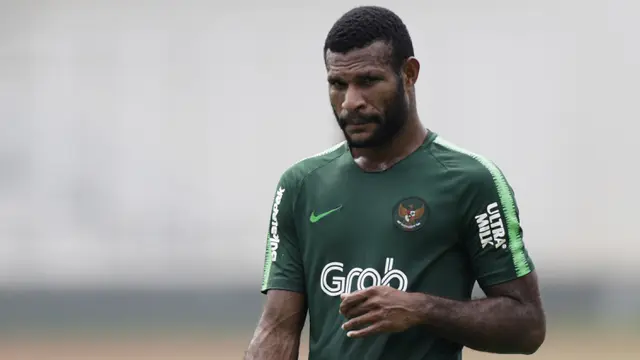 Pemain Timnas Indonesia U-22, Marinus Wanewar, mengamati instruksi. (Bola.com/Yoppy Renato)