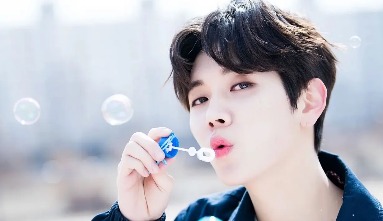 Ren NU'EST dianggap punya wajah seperti seorang wanita. Bahkan banyak wanita yang iri dengan wajah Ren NU'EST. (Foto: koreaboo.com)