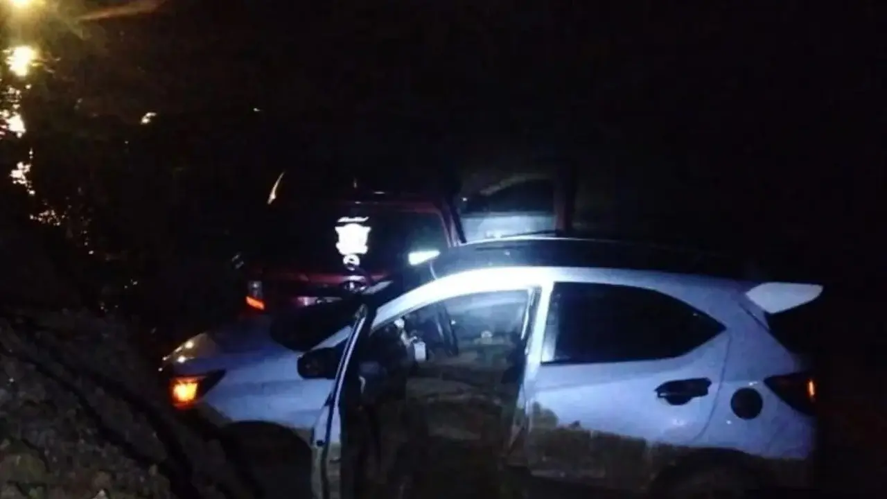 Kendaraan tertimbun longsor di Jalan Trans Sulawesi arah Kota Palu menuju Kabupaten Parigi Moutong, Sulawesi Tengah.