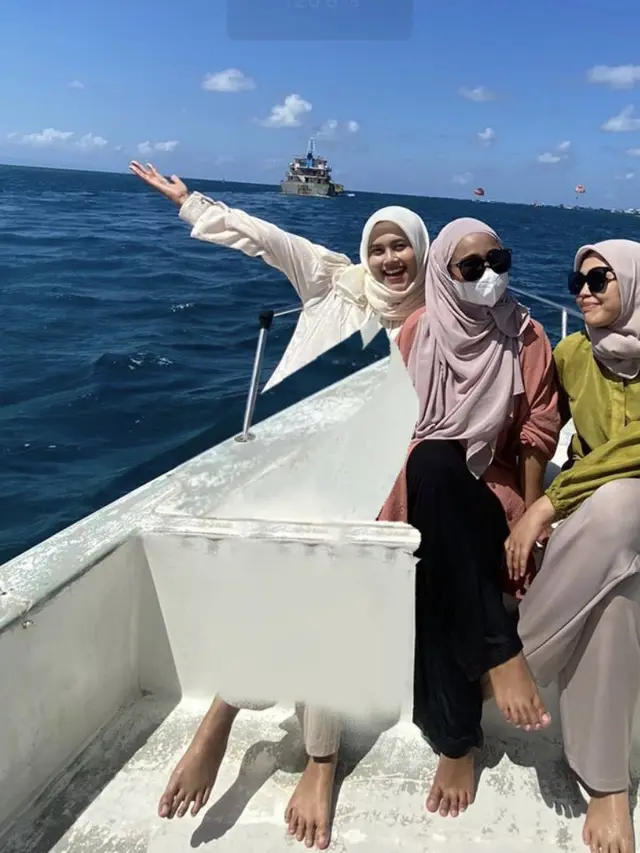 Wanita Ini Minta Foto Kedua Temannya Dihapus, 7 Hasil Editannya Bikin Tepuk Jidat