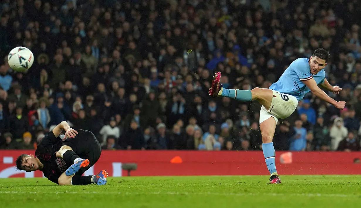 Haaland mencetak hattrick setelah mencetak gol ketiga saat babak kedua baru berjalan 14 menit. Kali ini, dia menyambar bola muntahan tembakan Alvarez yang membentur tiang gawang. (Martin Rickett/PA via AP)