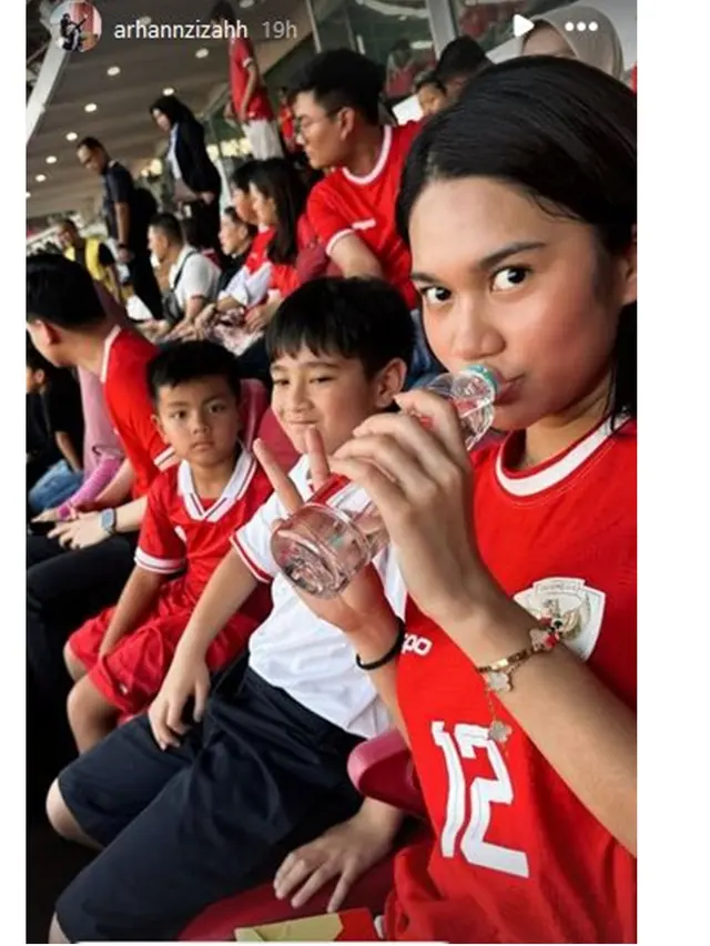 Jadi Fans Pratama Arhan, Ini 7 Potret Magika Anak Nia Ramadhani Nonton Timnas
