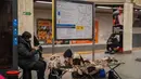 Warga berlindung di stasiun metro selama serangan pesawat tak berawak dan rudal Rusia di Kyiv, Ukraina, pada 9 Januari 2026 pagi hari waktu setempat, di tengah invasi Rusia ke Ukraina. Stasiun metro bawah tanah di Kyiv menjadi solusi utama para warga setempat untuk berlindung dari serangan drone dan rudal Rusia. (Serhii Okunev/AFP)