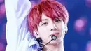 Tidak semua orang berani memilih warna rambut merah. Jungkook membuktikan jika warna rambut bisa merubah tampilan seseorang seketika. Hal ini yang terlihat ketika Jungkook memilih warna merah untuk rambutnya.