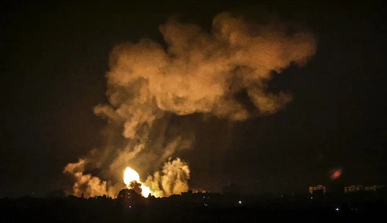 Asap dan bola api membubung menyusul serangan udara di Khan Yunis, Jalur Gaza, Minggu (2/1/2022). Israel melancarkan serangan udara terhadap Gaza. (SAID KHATIB/AFP)