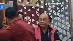 Kejaksaan Agung resmi menahan Eks Kepala BGN Dadan Hindayana, bersama dua mantan Wakil Kepala BGN Sony Sanjaya dan  Lodewyk Pusung pada Rabu, 3 Juni 2026.

Ketiganya keluar dari Kejaksaan Agung menggunakan rompi pink dan langsung dibawa mobil tahanan. #Merdekadotcom #DadanHindayana #KepalaBGN #Di...