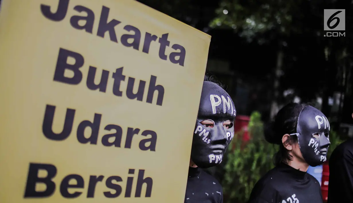 Aktivis Greenpeace melakukan aksi teatrikal terkait kualitas udara Jakarta di Kementerian Lingkungan Hidup, Selasa (5/3). Greenpeace mengungkapkan Jakarta menjadi peringkat satu  di Asia Tenggara untuk kualitas udara terburuk. (Liputan6.com/Faizal Fanani)