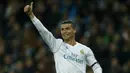 Bintang Real Madrid, Cristiano Ronaldo, merayakan gol yang dicetaknya ke gawang Dortmund pada laga Liga Champions di Stadion Santiago Bernabeu, Madrid, Rabu (6/12/2017). Madrid menang 3-2 atas Dortmund. (AP/Paul White)