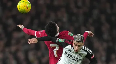 Pemain Fulham Andreas Pereira (kanan) dan pemain Liverpool Luis Diaz melompat untuk merebut bola pada pertandingan sepak bola leg kedua semifinal Piala Liga Inggris atau Carabao Cup di Stadion Craven Cottage, London, Inggris, Rabu (24/1/2024). (AP Photo/Kin Cheung)