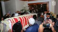 Jenazah Kristiani Herrawati atau Ani Yudhoyono tiba di kediaman Puri Cikeas, Bogor, Sabtu (1/6/2019). Jenazah tiba dengan pesawat Hercules VIP C 130 di Lanud Halim Perdanakusuma dan akan dikebumikan di TMP Kalibata pada hari Minggu. (Kapanlagi.com/Budi Santoso)