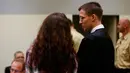Beate Zschaepe (kiri) saat berdiskusi dengan pengacaranya saat menjalani persidangan di Munich, Jerman, Selasa (10/11/2015). Zschaepe juga diduga terlibat pembunuhan dari 10 orang dari tahun 2000 sampai 2007. (REUTERS/Michael Dalder)