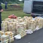 Polisi mengamankan narkoba jenis sabu sebanyak 288 kilogram di Pagedangan, Kabupaten Tangerang. (Liputan6.com/Pramita Tristiawati)