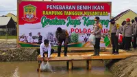 Kapolda Riau menebar benih ikan di gerakan Jaga Kampung bagi masyarakat terdampak Covid-19. (Liputan6.com/M Syukur)