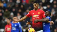 Striker Manchester United, Marcus Rashford berebut bola dengan pemain Leicester City Nampalys Mendy saat bertanding pada Premier League di King Power Stadium, Leicester, Inggris, Minggu (3/2). MU menang 1-0. (Ben STANSALL/AFP)