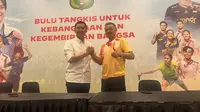 Taufik Hidayat (kiri) berfoto dengan pelatih bulutangkis Indonesia nomor tunggul putra, Mulyo Handoyo. (Bola.com/Lutfi Galih Pawening)