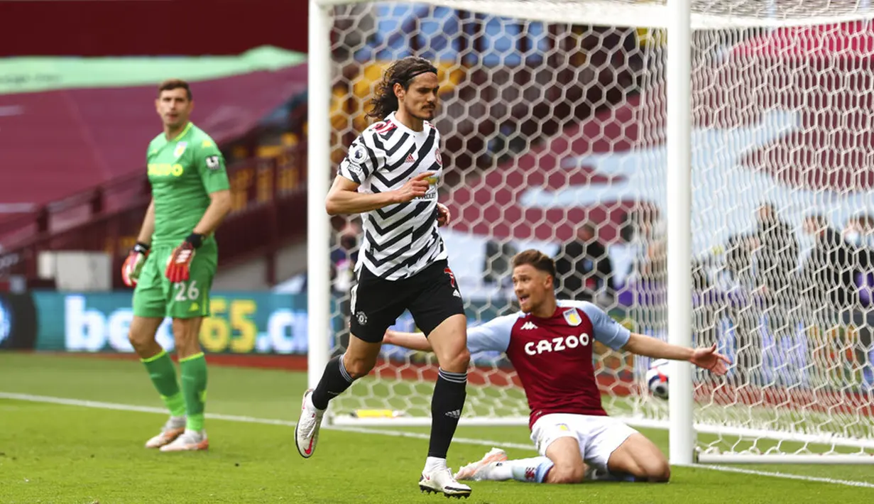 Pemain Manchester United Edinson Cavani (tengah) melakukan selebrasi usai mencetak gol ke gawang Aston Villa pada pertandingan Liga Inggris di Villa Park, Birmingham, Inggris, Minggu (9/5/2021). Manchester United menang 3-1. (Michael Steele/Pool via AP)