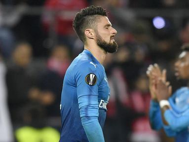 Ekspresi muram pemain Arsenal, Olivier Giroud usai timnya kalah dari FC Cologne pada laga grup H Liga Europa di Rhein  Energie Stadium, Cologne, (23/11/2017). Arsenal kalah 0-1. (AP/Martin Meissner)