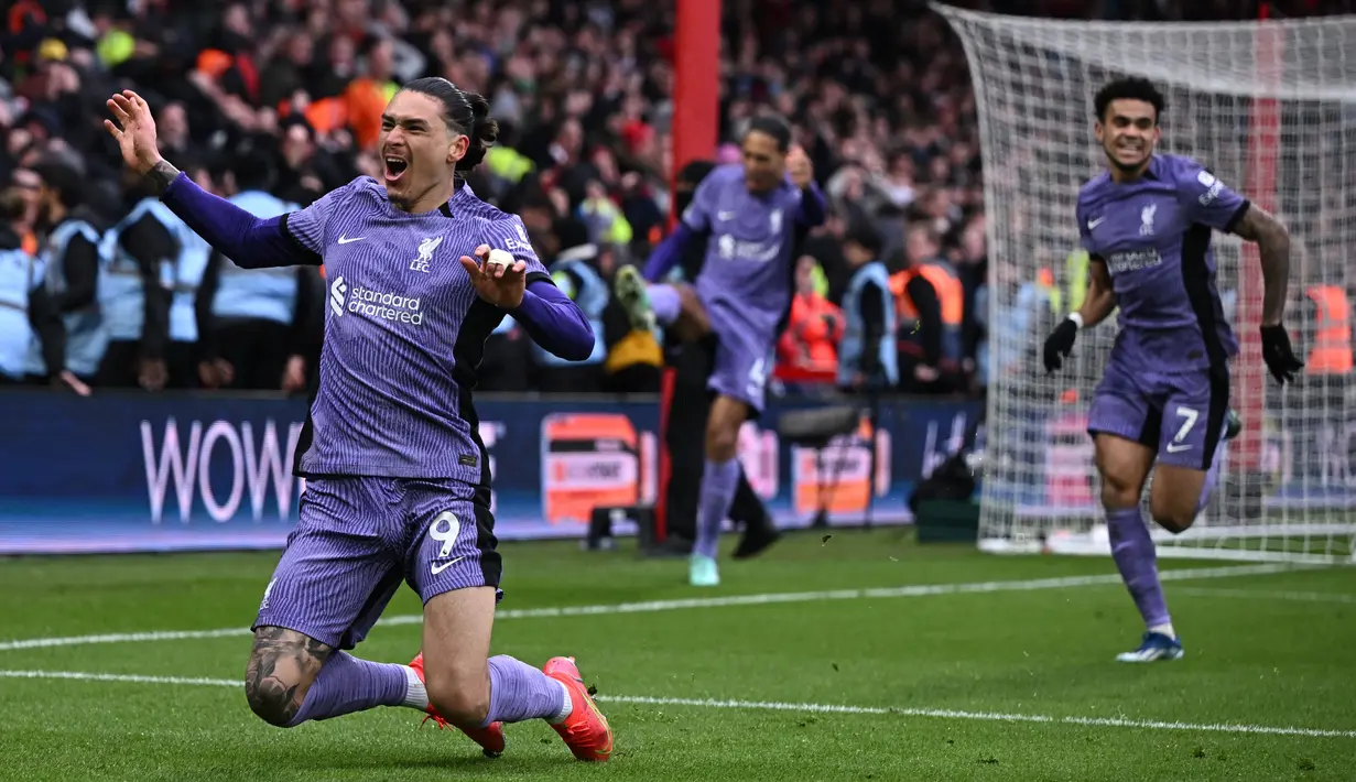Pemain Liverpool, Darwin Nunez, melakukan selebrasi setelah mencetak gol ke gawang Nottingham Forest pada laga pekan ke-27 Premier League 2023/2024 di City Ground, Sabtu (2/3/2024). (AFP/Paul Ellis)