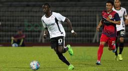 Gelandang  T-Team Malaysia, Makan Konate, menggiring bola saat berlaga melawan ATM FA pada laga play-off Malaysia Super League 2016. (Bola.com/Nicklas Hanoatubun)