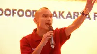 Pemain Persija Jakarta, Riko Simanjuntak, saat sesi Meet & Greet bersama fans di Noodle Booth Indomie Jakarta Fair Kemayoran, Jakarta, Kamis (22/6/2023).  (Bola.com/M. Iqbal Ichsan)