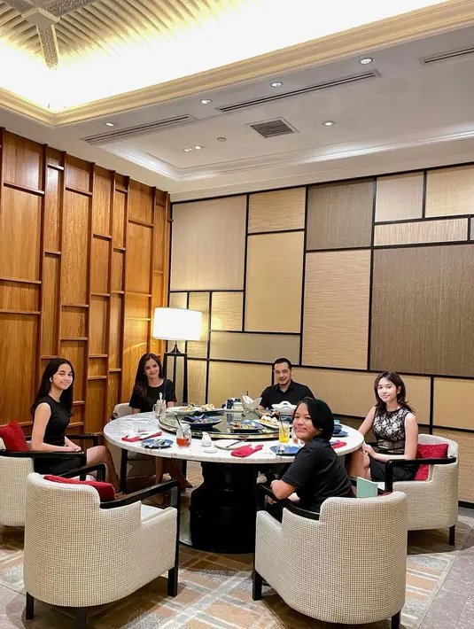 Sidney Putri Cut Tari (Instagram/cuttaryofficial)