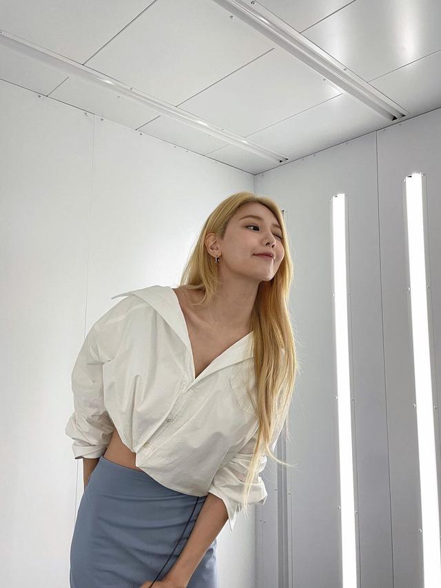 Sooyoung Girls Generation dengan Rambut Blonde Super Panjang