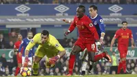Penyerang Liverpool, Sadio Mane (dua dari kiri) pada laga kontra Everton (19/12/2016), di Stadion Goodison Park.  (Reuters/Carl Recine)