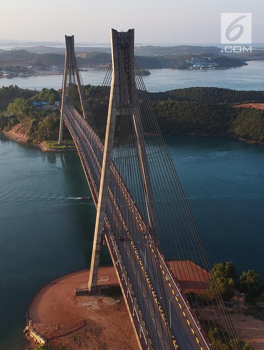 Foto udara pemandangan dari jembatan Barelang di Batam, Kepulauan Riau, Senin (7/5). Jembatan Barelang yang dibangun dari 1992-1998 tersebut telah menjadi ikon wisata kota Batam. (Liputan6.com/Arya Manggala)