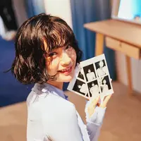 Visual cantik Nana terlihat sejak masih aktif sebagai idol hingga kini banting setir menjadi aktris. Meski sudah menjajal beragam jenis style berbeda, kali ini gaya rambutnya begitu on point. [Foto: Instagram/ getbarrel.official]