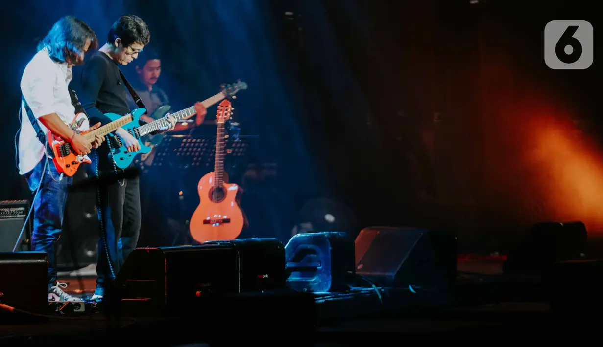 Duo akustik Janapati tampil pada Jakarta International BNI Java Jazz Festival 2020 di Jakarta, Minggu (1/3/2020). Duo akustik kolaborasi gitaris Dewa Budjana dan Tohpati tersebut membawakan beberapa instrumen diantaranya Janapati Ratu Kanya dan Rahadis. (Liputan6.com/Faizal Fanani)