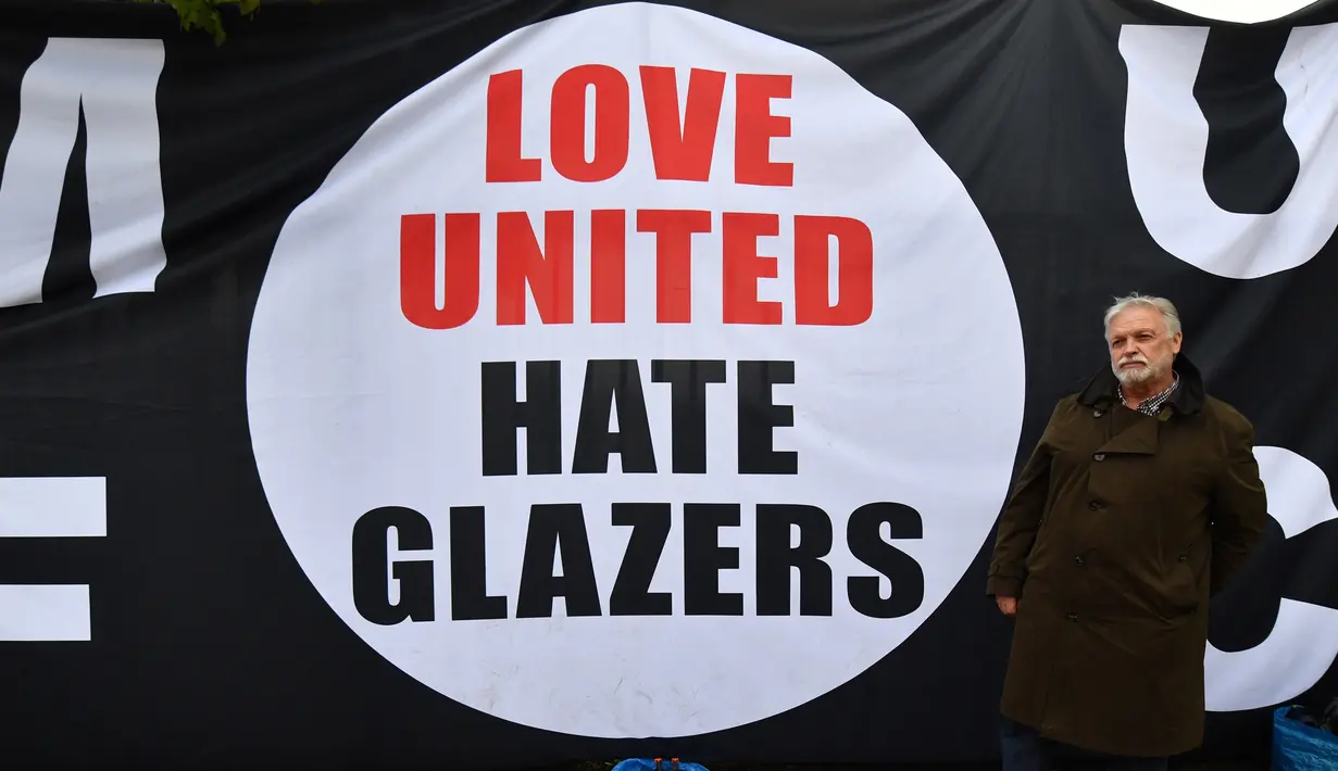 Salah satu spanduk penolakannya bertuliskan "Love United Hate Glazer" yang terpampang besar di luar stadion. (AFP/Anthony Devlin)