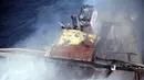 Kapal pemadam kebakaran menjinakkan api yang membakar kapal tanker minyak MT New Diamond di laut lepas pantai timur Sri Lanka, 8 September 2020. Angkatan Laut Sri Lanka mengatakan api yang kembali menyala pada 7 September 2020 telah berhasil dikendalikan. (Xinhua/Media Angkatan Udara Sri Lanka)