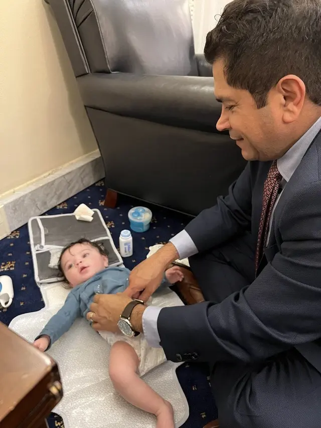 Potret Politikus Jimmy Gomez Membawa Anaknya ke Kongres DPR/ Tweet @RepJimmyGomez