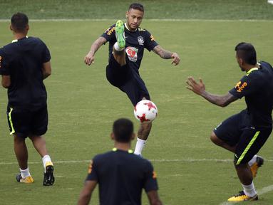 Striker Brasil, Neymar, berusaha menendang bola saat mengikuti sesi latihan jelang laga kualifikasi piala dunia 2018 di Barranquilla, Kolombia, Senin (4/9/2017). Brasil akan berhadapan dengan Kolombia. (AP/Fernando Vergara)