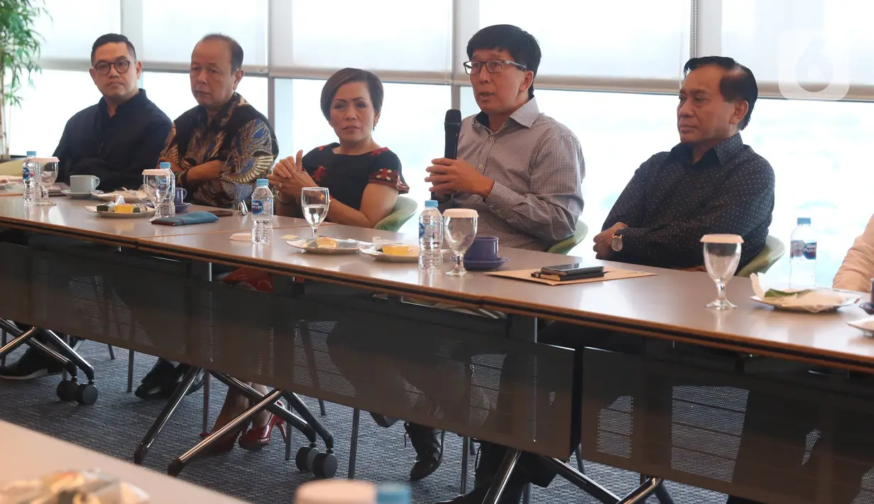 Suasana pertemuan jajaran direksi SCTV dan Indosiar dengan Komisioner Komisi Penyiaran Indonesia (KPI) di SCTV Tower, Jakarta, Rabu (26/2/2020). Dalam pertemuan  silahturahmi tersebut KPI menilai baik tayangan-tayangan pada SCTV dan Indosiar. (Liputan6.com/Angga Yuniar)