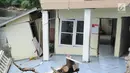 Sebuah bangunan rumah mengalami kerusakan akibat longsor di bantaran Kali Ciliwung, Kelurahan Bidara Cina, Jakarta Timur, Senin (19/3). Terdapat dua bangunan yang terdampak longsor, yaitu rumah dan indekos. (Liputan6.com/Herman Zakharia)