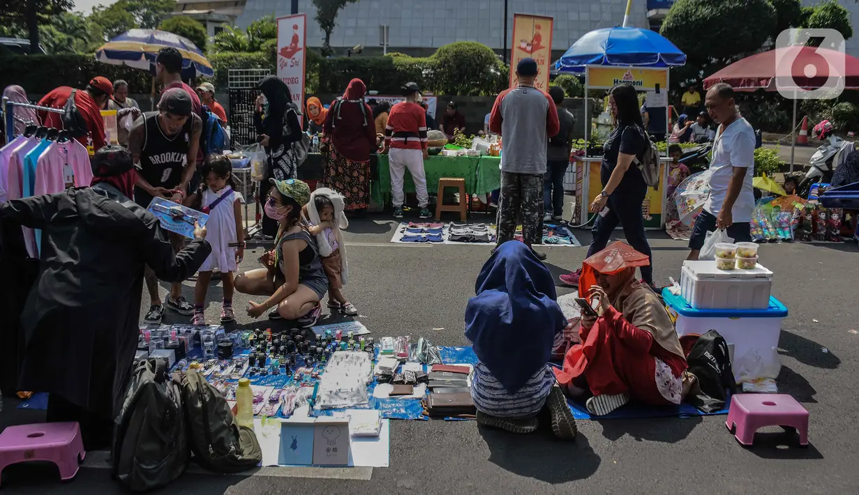 Pedagang kaki lima (PKL) berjualan di kawasan Jalan Sumenep, Jakarta, Minggu (17/11/2019). Jalan Sumenep dan Jalan Pamekasan merupakan titik yang sudah ditentukan untuk berjualan saat car free day (CFD). (Liputan6.com/Faizal Fanani)