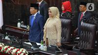 Anggota DPR periode 2024-2029 tertua dari Partai Demokrat, Zulfikar Achmad (kiri) didampingi anggota DPR termuda dari Partai Gerindra Annisa MA Mahesa (kanan) memimpin rapat paripurna perdana di Gedung Nusantara, Kompleks Parlemen, Senayan, Jakarta, Selasa (1/10/2024). (Liputan6.com/Angga Yuniar)