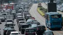 Kendaraan melintas di kawasan Jalan Jenderal Sudirman, Jakarta, Rabu (31/7/2019). Gubernur Anies Baswedan menyampaikan sistem pembatasan kendaraan berdasarkan nomor polisi ganjil dan genap menjadi salah satu rencana Pemprov DKI Jakarta mengatasi polusi udara di Jakarta. (Liputan6.com/Faizal Fanani)