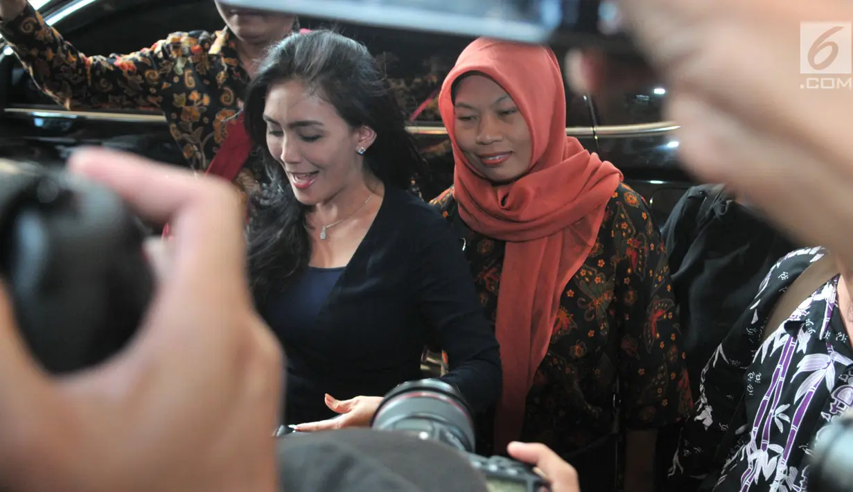 Terpidana kasus pelanggaran ITE Baiq Nuril Maknun (kanan) didampingi politikus PDIP Rieke Diah Pitaloka memberi keterangan saat tiba di Kantor Kemenkumham, Jakarta, Senin (8/7/2019). Baiq Nuril datang untuk menemui Menkumham Yasonna Laoly guna membahas pemberian amnesti. (merdeka.com/Iqbal Nugroho)