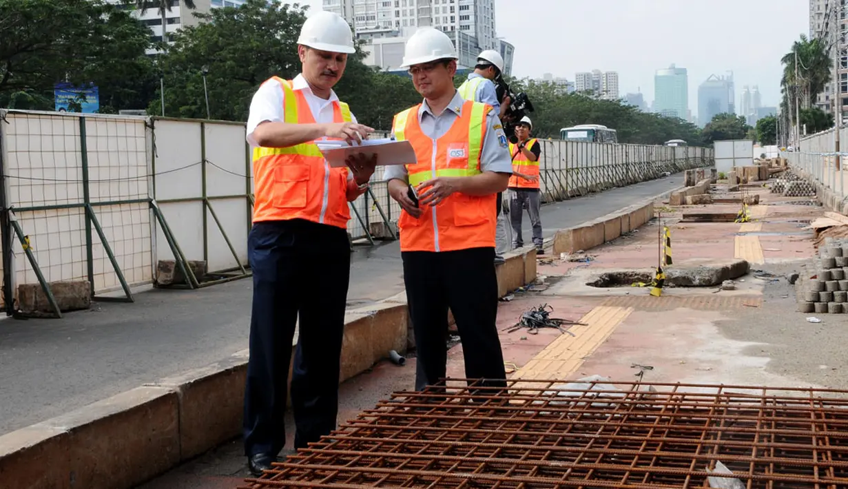 Rabu (28/5/2014), Direktur konstruksi MRT, M Nasyir (kiri) bersama Kepala bidang   Manajemen & Rekayasa Lalin Dinas Perhubungan Pemprov DKI Jakarta, Massdes Arouffy meninjau proyek MRT di Kawasan Sudirman. (Liputan6.com/Andrian M Tunay)