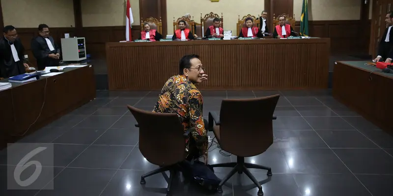 20161108-Irman Gusman Jalani Sidang Perdana-Jakarta