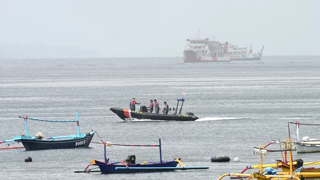 Proses pencarian korban tenggelamnya KMP Tunu Pratama Jaya  di wilayah Selat Bali (Istimewa)