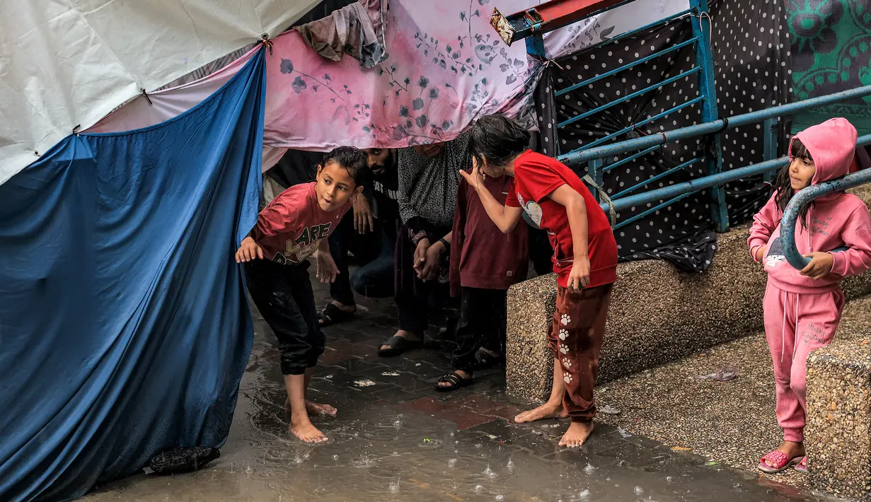 Mereka yang terpaksa tinggal di tenda-tenda tipis dan yang lainnya mengungsi ke selatan untuk menghindari pemboman militer Israel. (SAID KHATIB / AFP)