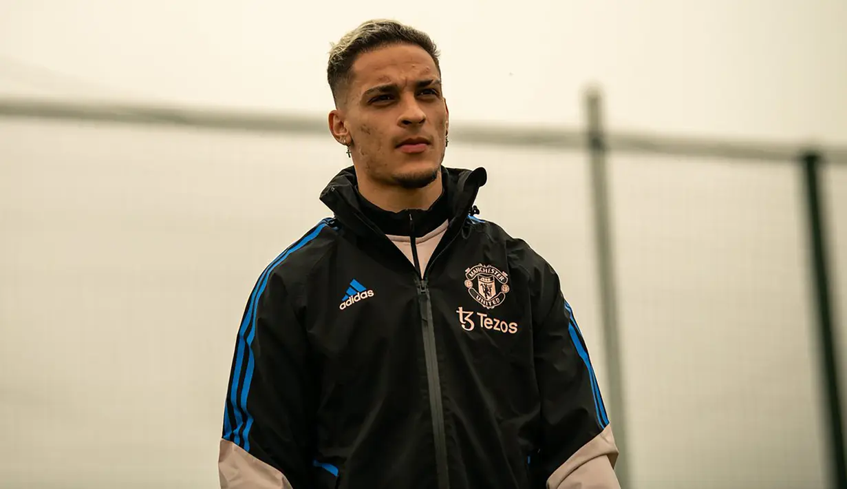Gelandang Manchester United, Antony saat sesi latihan di pusat latihan Carrington, Manchester, Senin (17/4/2023) sebagai persiapan jelang laga leg kedua Liga Europa 2022/2023 menghadapi Sevilla. (twitter.com/ManUtd)
