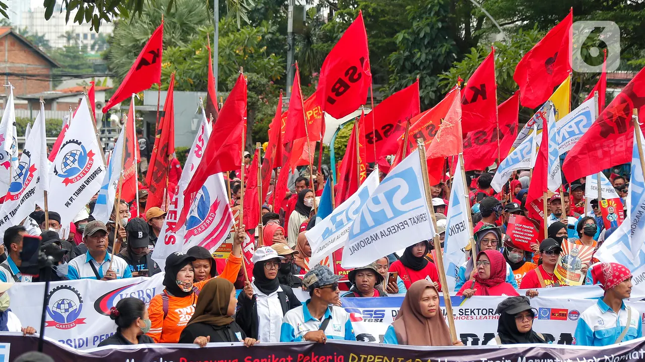 Buruh Geruduk Kemnaker Tolak Aturan Potong Upah 25 Persen