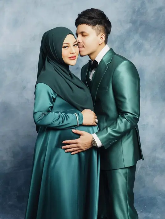 Untuk riasan wajah, Aurel tampil lebih flawless dengan makeupnya. Mengaplikasikan lipstik pink, blushon tipis, dan riasan mata natural. [@aurelie.hermansyah]