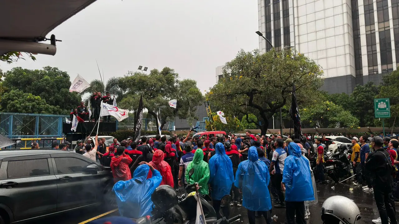 Massa buruh PT Indomarco Prismatama memadati kantor Kementerian Ketenagakerjaan pada Selasa, 26 Mei 2026.